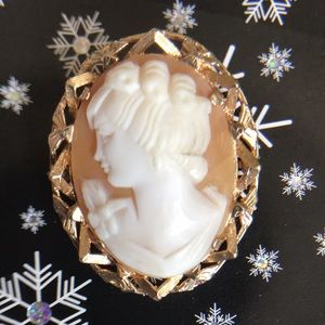 Solid 14K Yellow Gold Cameo Brooch Pin. L: 1.3”(45mm)long. W: 1”(40mm).